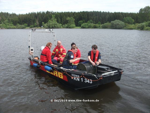 Verlegen von Lichtwellenleiterkabel vom DLRG Boot aus