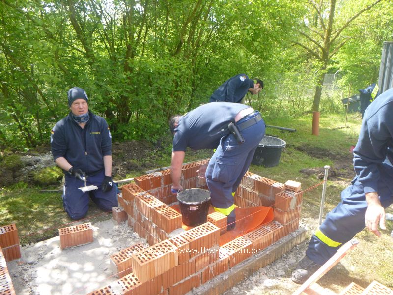 Aufmauern des Duschbereiches der Anlage