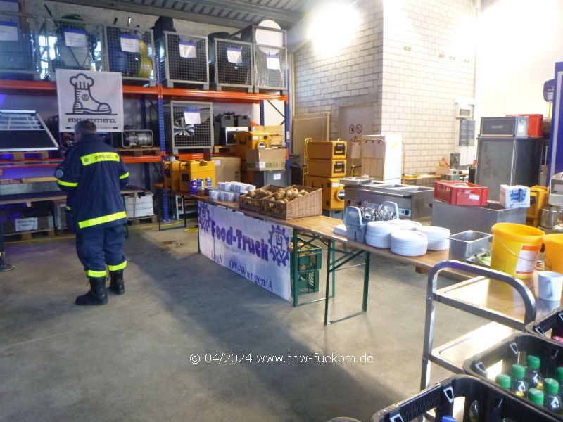 Frühstück in der Halle - Einsatz des Fachzug Logistik Wangen