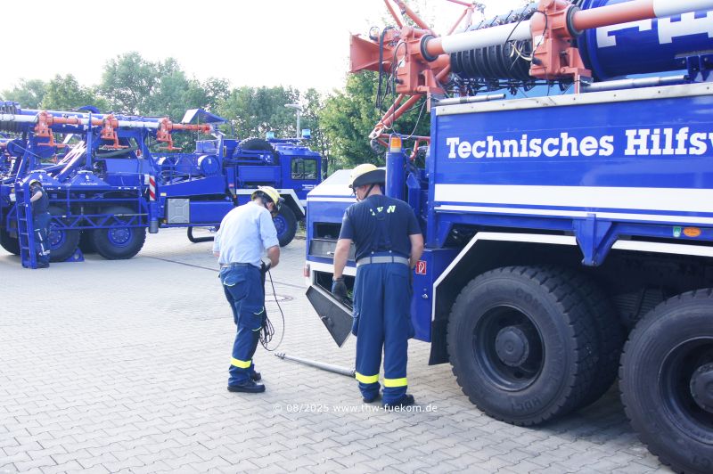 Aufbau des Mastkraftwasgen (MastKW)durch die Lehrgangsteilnehmer