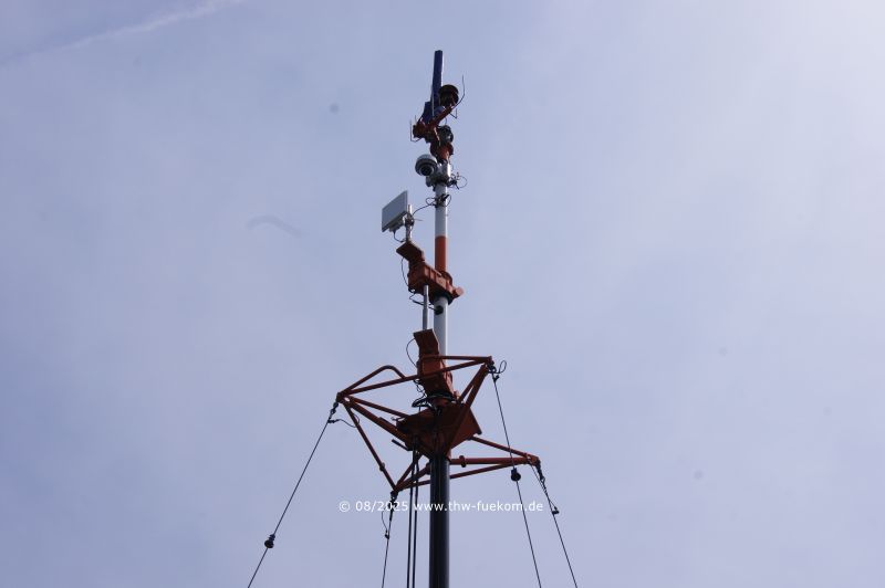 Best&uuml;ckung des Antennenstandrohr mit DomeCam und Cambium Richtfunksystem