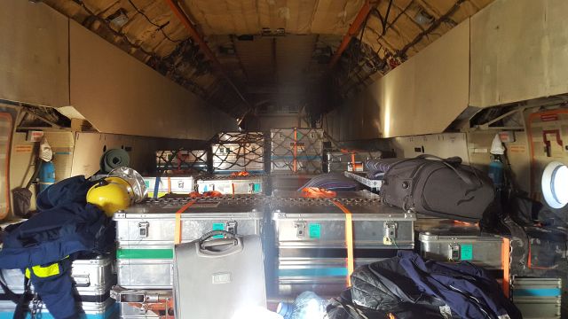 Blick in den Frachtraum der IL 76 vor dem Entladen