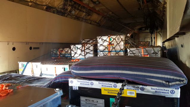 Blick in den Frachtraum der IL 76 vor dem Entladen