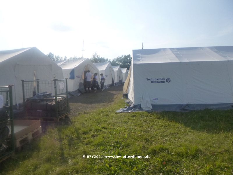 Aufbau von Zelten für das Rote Kreuz