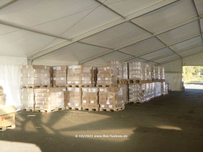 Zelthallen voller Desinfektionsmittel, welches noch verteilt werden musste