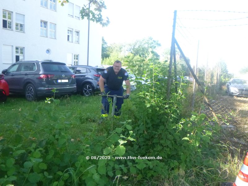 Thorsten Scheuer beim Setzen der Erdung