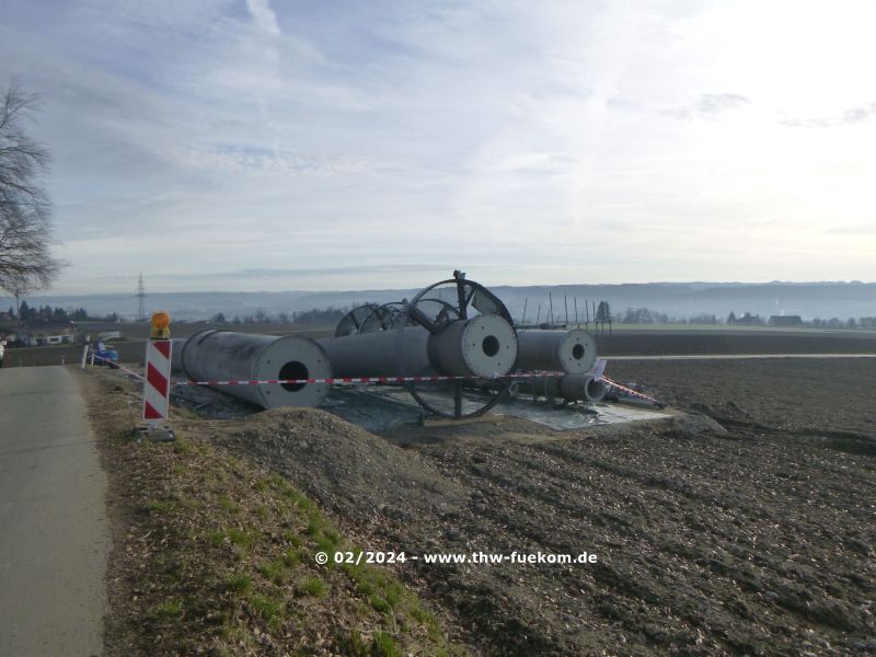 Abgebauter alter Mast