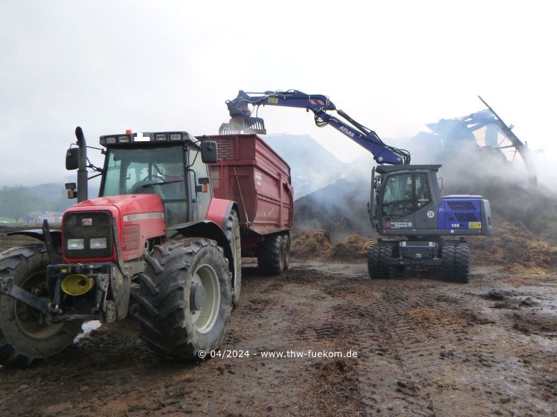 Beladen des Anhängers mit dem Bagger