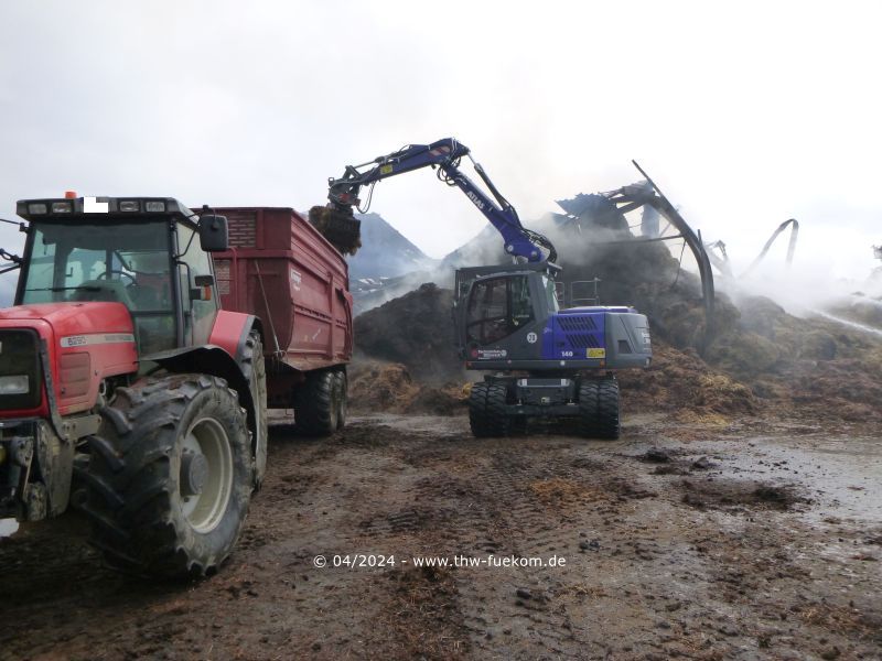 Beladen des Anhängers mit dem Bagger