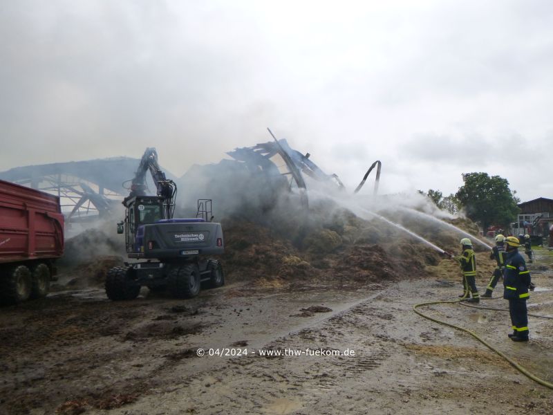 Beladen des Anhängers mit dem Bagger