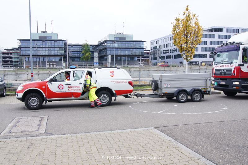 Einsatzkräfte aus Österreich treffen an der Messe Stuttgart ein