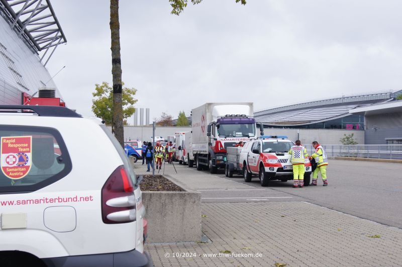 Einsatzkräfte aus Österreich treffen an der Messe Stuttgart ein