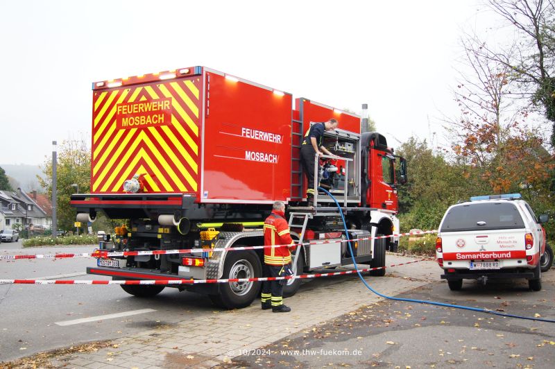 Abgabe von Trinkwasser an einen Großtanker der Feuerwehr