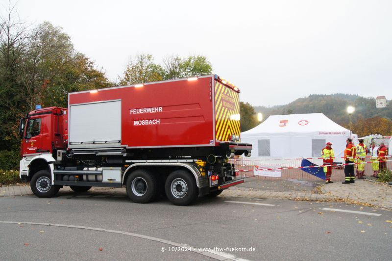 Abgabe von Trinkwasser an einen Großtanker der Feuerwehr