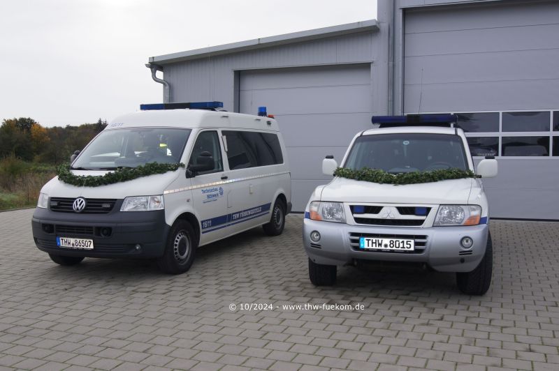 Einsatzfahrzeuge geschmückt für die Hochzeit