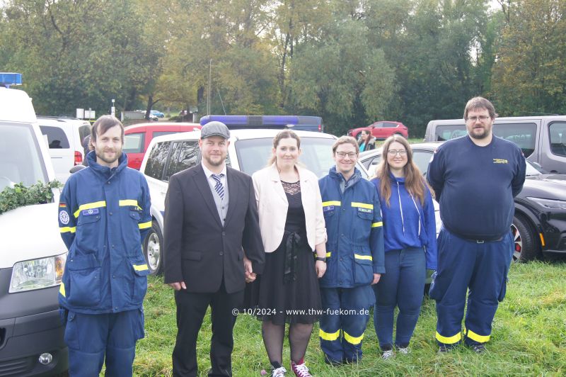 Das Brautpaar mit den THW Einsatzkräften