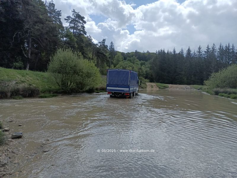 Fernmeldekraftwagen (FmKW) bei der Wasserdurchfahrt