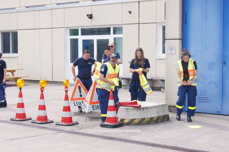 Vorbereitungen zur Absicherung einer Unfallstelle