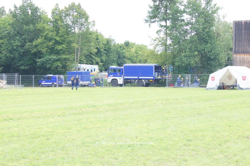 Die Ausstattung wurden mit THW Lkw angeliefert