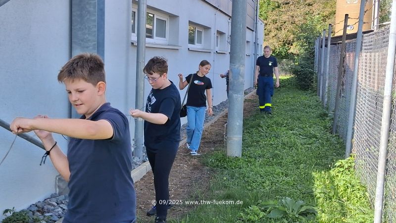 Verlegen von Feldkabel um die Unterkunft