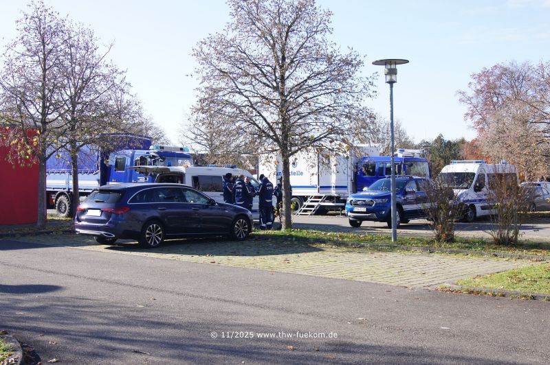 In einer Parkbucht wurde die THW F&uuml;hrungsstelle eingerichtet