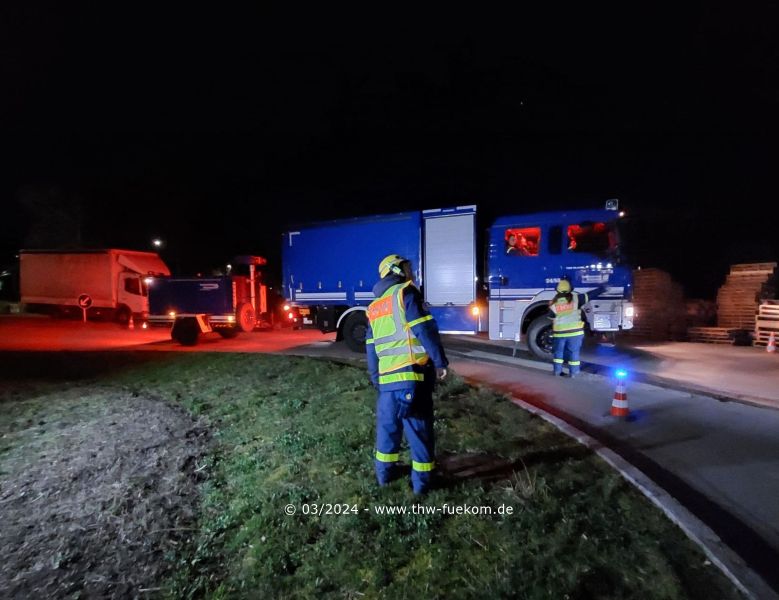 Eintreffen der Fachgruppe Notversorgung/Notinstandsetzung mit Aggregat