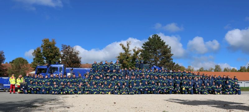 Gruppenbild alle Einsatzkräfte