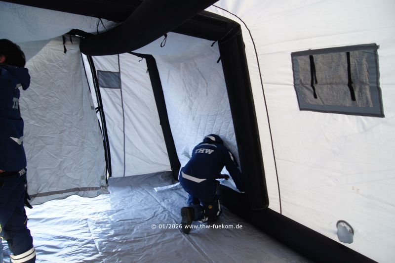 Anbringung der W&auml;rmeisolieurng im PRZ Zelt