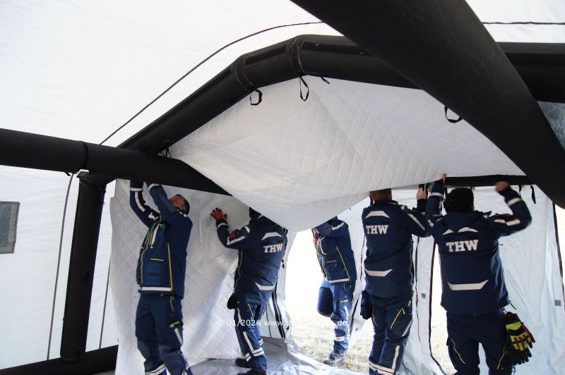 Anbringung der W&auml;rmeisolieurng im PRZ Zelt