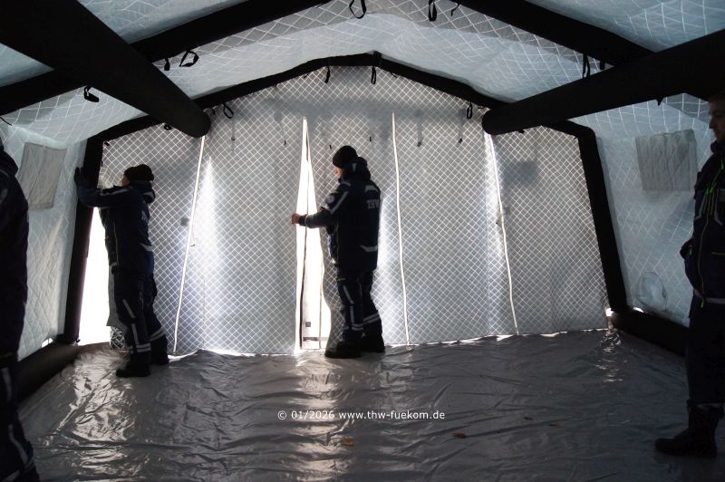 Anbringung der W&auml;rmeisolieurng im PRZ Zelt