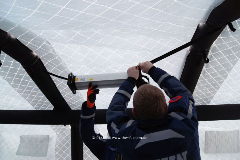 Anbringung der Beleuchtung im Zelt